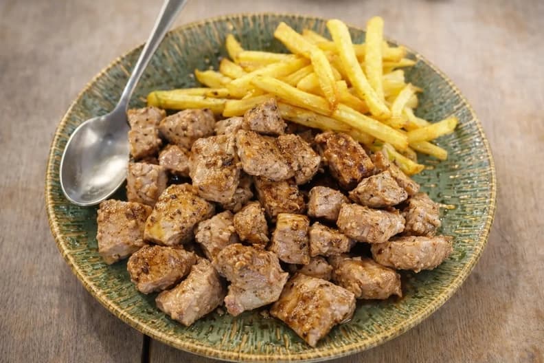 Magro a la plancha con patatas fritas